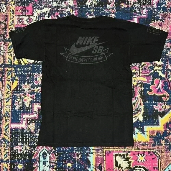 Nike Men's Sportswear Club Swoosh Logo Tee Top T Shirt Medium - Picture 2 of 2